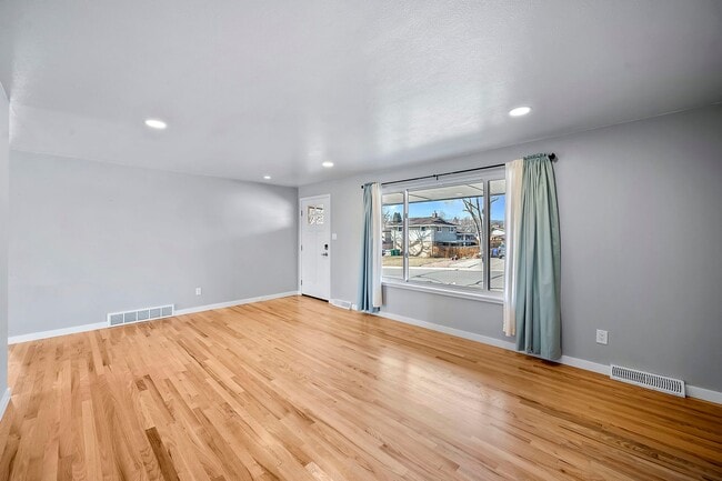 1364 S Dover Way in Lakewood, CO - Building Photo - Building Photo