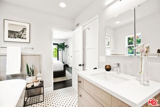 744 N Martel Ave in Los Angeles, CA - Building Photo - Building Photo