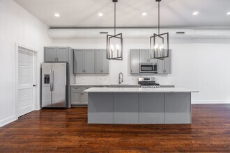 2500 W Chicago Ave in Chicago, IL - Building Photo - Building Photo