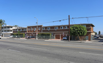 14735 Roscoe Blvd in Panorama City, CA - Foto de edificio - Building Photo