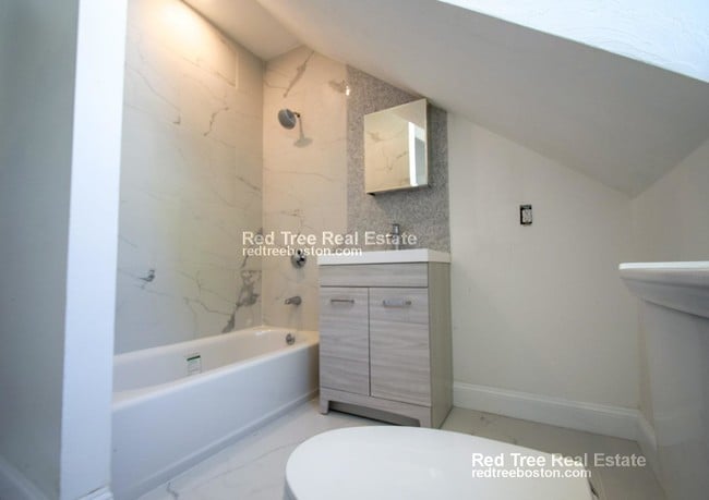 34 Cedar St, Unit RIGHT in Boston, MA - Foto de edificio - Building Photo