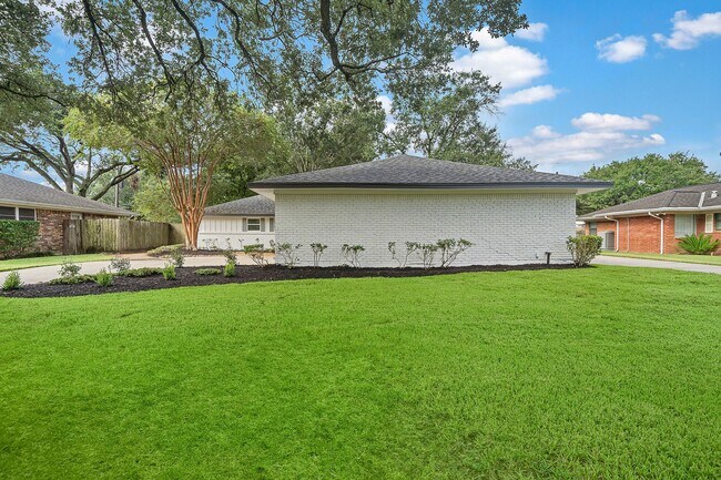 5123 Willowbend Blvd in Houston, TX - Foto de edificio - Building Photo