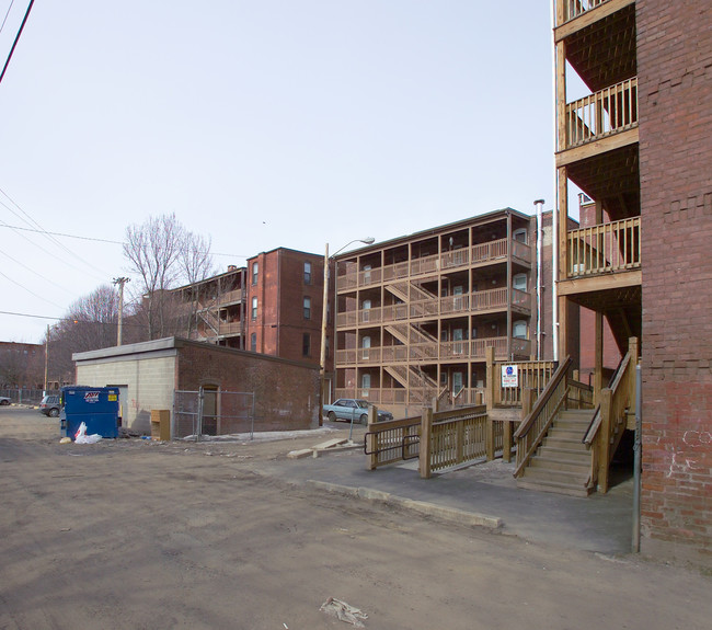 552 S Summer St in Holyoke, MA - Foto de edificio - Building Photo
