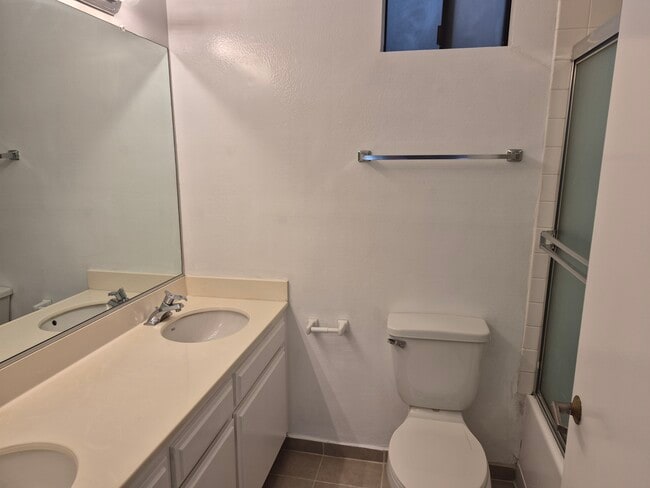 Dicken's Court Apartments in Sherman Oaks, CA - Building Photo - Building Photo