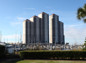 High Point Place in Ft. Myers, FL - Foto de edificio - Building Photo