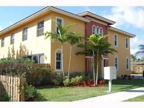 2216 Van Buren St in Hollywood, FL - Building Photo - Building Photo
