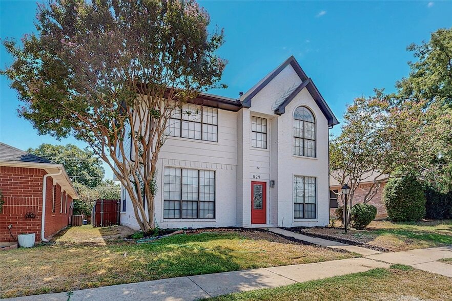 829 Lake Bluff Dr in Flower Mound, TX - Foto de edificio