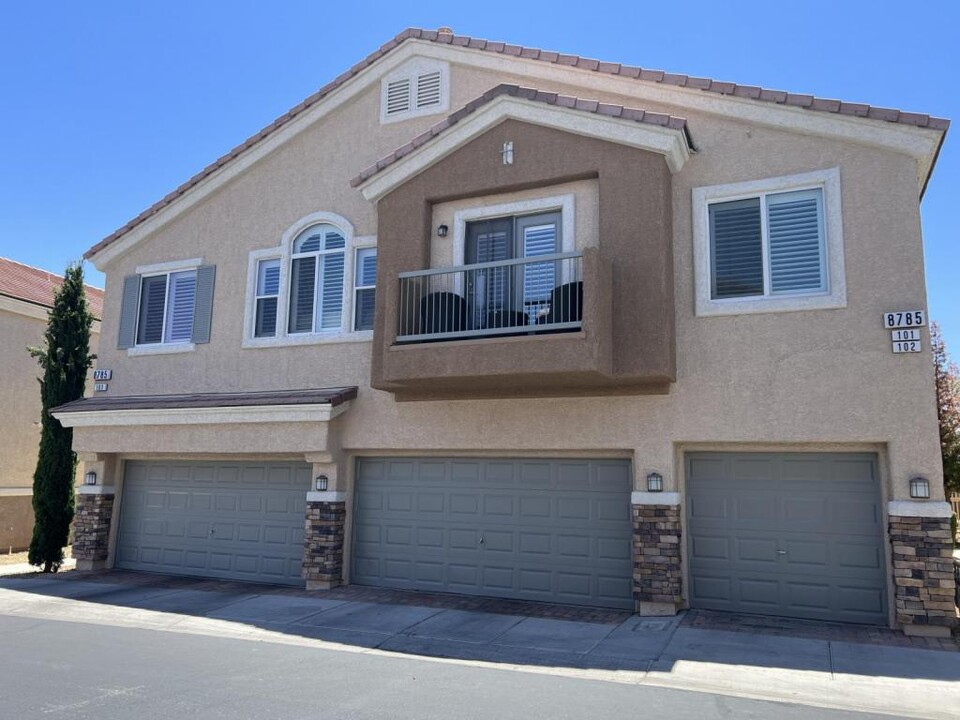 8785 Traveling Breeze Ave in Las Vegas, NV - Building Photo