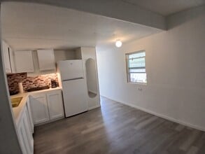 6604 Sandra Dr, Unit A in Port Richey, FL - Foto de edificio - Building Photo