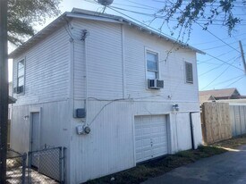 4908 Ave Q 1/2 in Galveston, TX - Building Photo