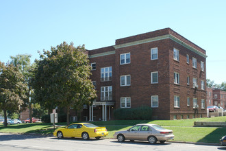 Colonial in Lincoln, NE - Building Photo - Building Photo