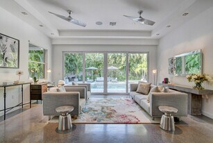 717 NE 1st Ct in Delray Beach, FL - Building Photo