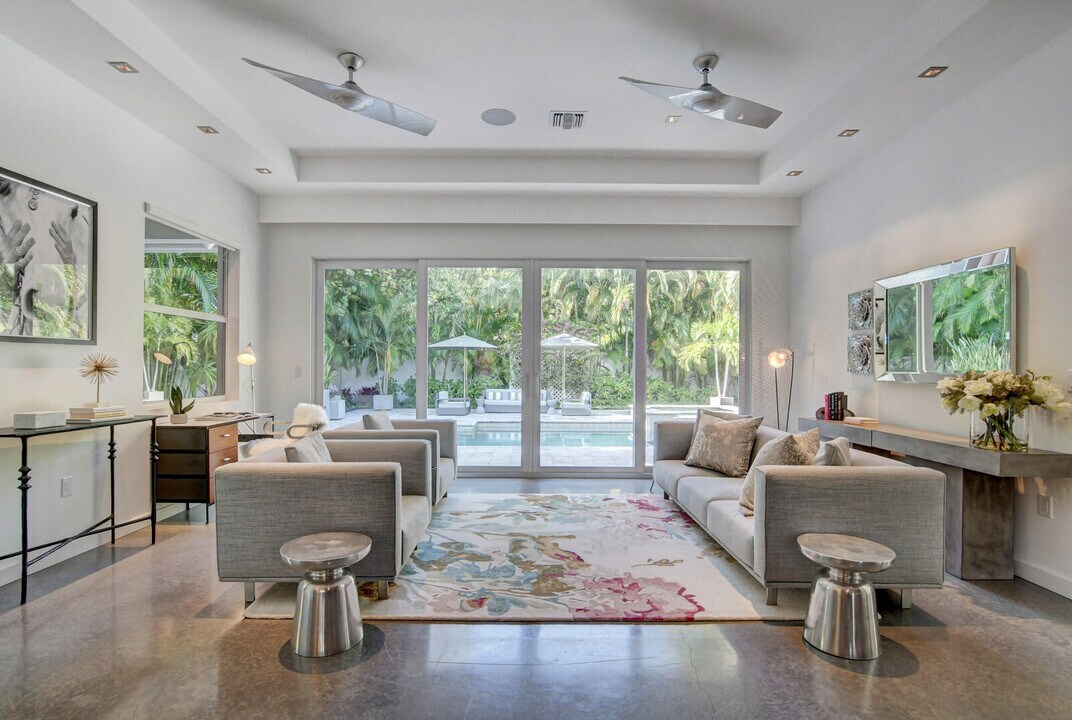 717 NE 1st Ct in Delray Beach, FL - Building Photo