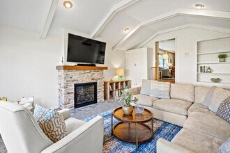 5030 N Kent Ave in Whitefish Bay, WI - Building Photo - Building Photo