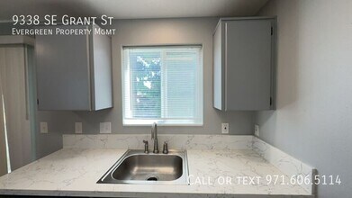 9338 SE Grant St in Portland, OR - Building Photo - Building Photo