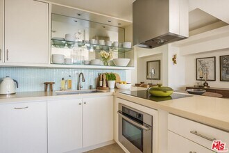 1155 N La Cienega Blvd in West Hollywood, CA - Building Photo - Building Photo