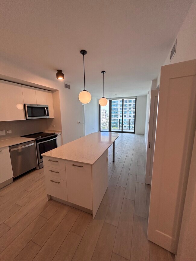 70 NW 31st St, Unit 601 in Miami, FL - Building Photo - Building Photo