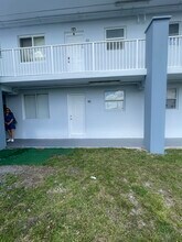 1255 W 49th St, Unit 102 in Hialeah, FL - Foto de edificio - Building Photo
