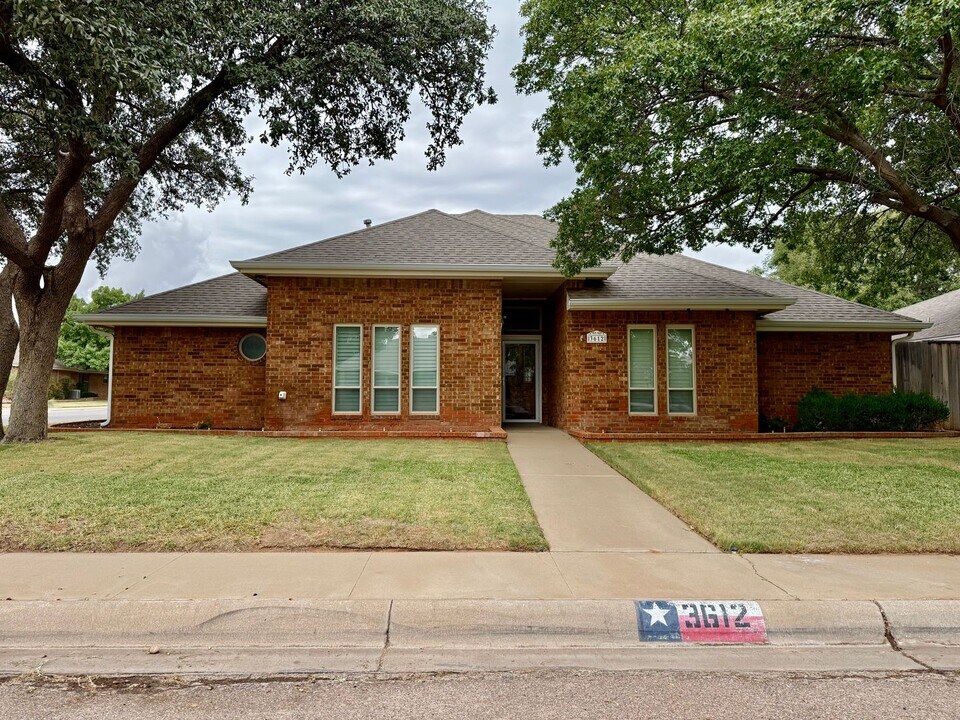 3612 Oakridge Dr in Midland, TX - Foto de edificio