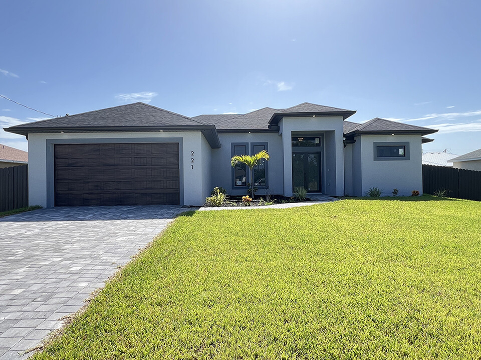 221 SW 25th Ave in Cape Coral, FL - Building Photo