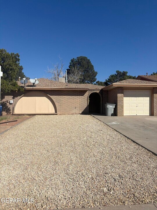 2823 Anise Dr in El Paso, TX - Building Photo