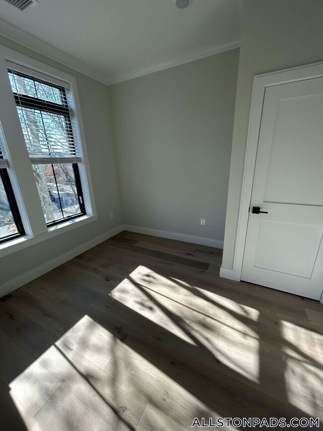 157 Everett St, Unit 101 in Boston, MA - Foto de edificio - Building Photo