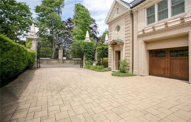 241 Ruggles Ave in Newport, RI - Building Photo - Building Photo