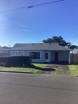 1042 SW Elizabeth St in Newport, OR - Building Photo