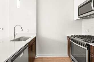 207 N Garland Ct in Chicago, IL - Building Photo - Building Photo