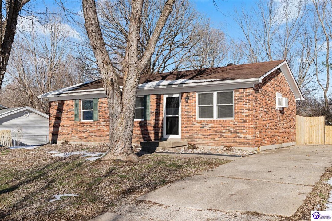 1045 Greenway Dr in Elizabethtown, KY - Building Photo