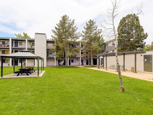 Iris in Arvada, CO - Foto de edificio - Building Photo