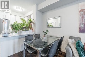 2087 Fairview St in Burlington, ON - Building Photo - Building Photo