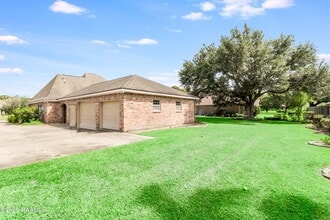 102 Bear Creek Ct in Broussard, LA - Building Photo - Building Photo