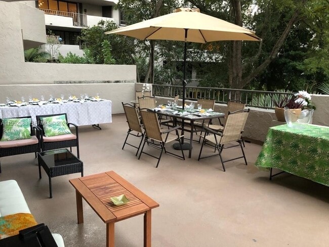 121 Crandon Blvd in Key Biscayne, FL - Building Photo - Building Photo