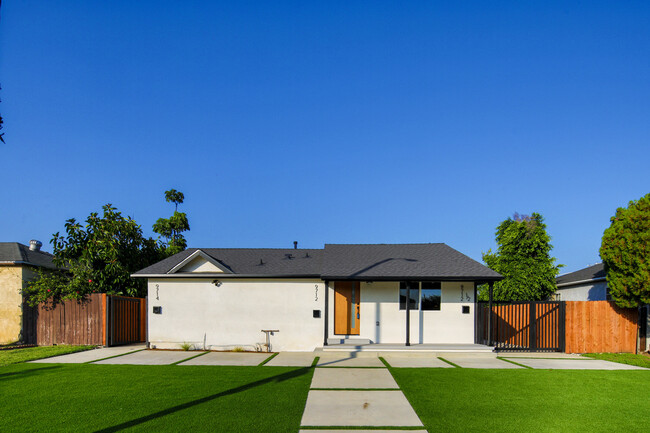 9712 Arleta in Arleta, CA - Foto de edificio - Building Photo