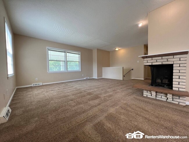 2501 Rocklyn Dr in Urbandale, IA - Building Photo - Building Photo