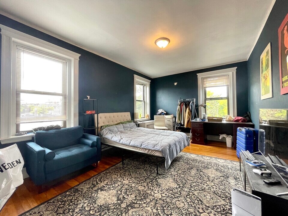 12 Greenway Ct in Brookline, MA - Building Photo