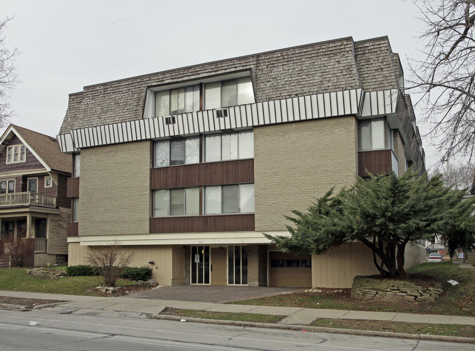 3355 N Oakland Avenue in Milwaukee, WI - Foto de edificio