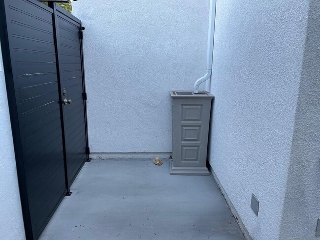 23110 Mulholland Dr in Woodland Hills, CA - Foto de edificio - Building Photo