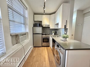 541 W Belmont Ave, Unit 2 in Chicago, IL - Building Photo - Building Photo