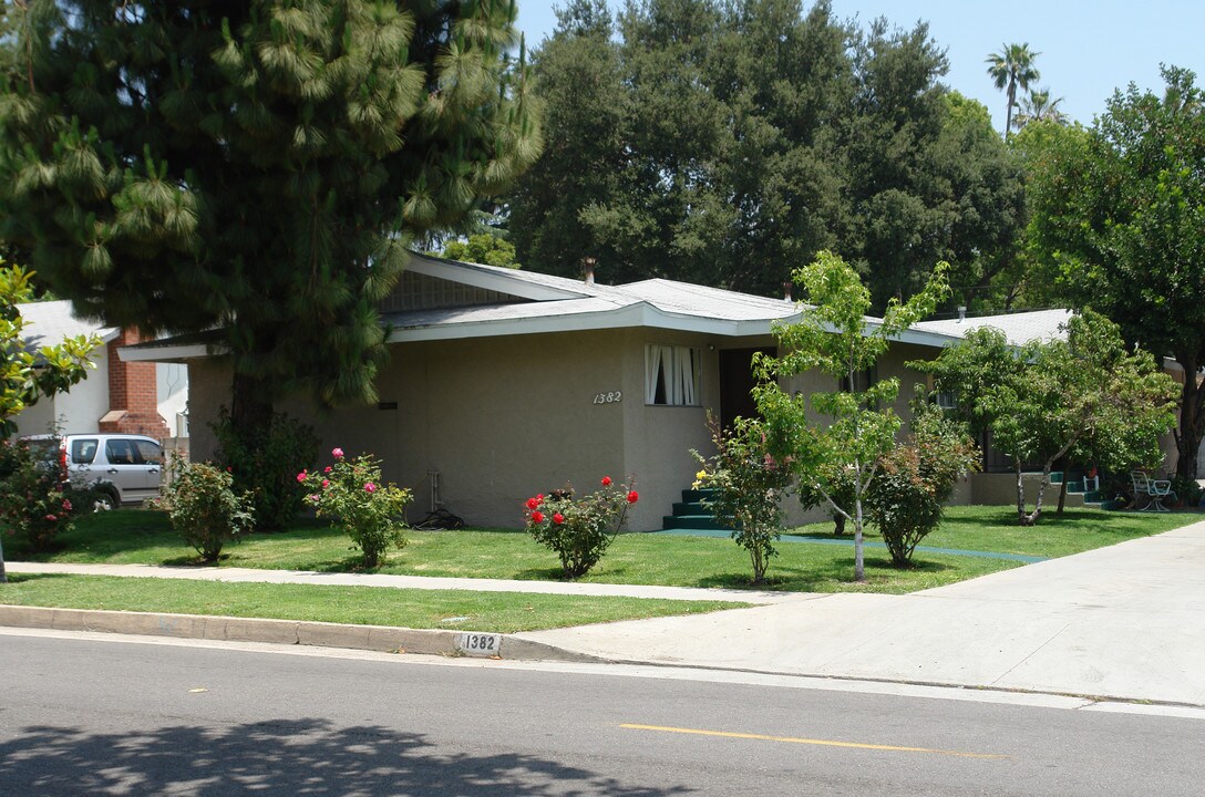 1382 El Molino Ave in Pasadena, CA - Building Photo