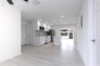 713 SW 4th Ct in Hallandale Beach, FL - Foto de edificio - Building Photo