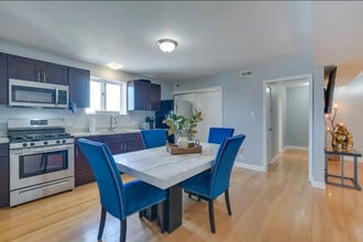 8140 S Kedzie Ave, Unit 201 in Chicago, IL - Building Photo - Building Photo