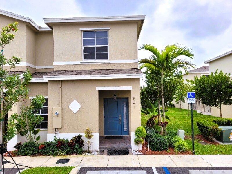 541 NE 4th Ln in Florida City, FL - Building Photo