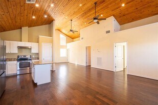 1050 Co Rd 129 in Taylor, TX - Building Photo