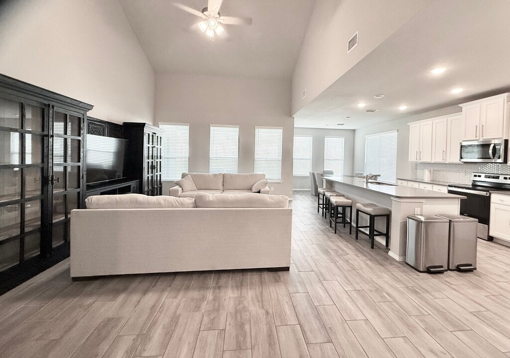 5945 Hopkins Dr in Providence Village, TX - Building Photo