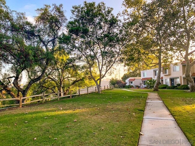 2445 Tunica Cir in San Diego, CA - Foto de edificio - Building Photo