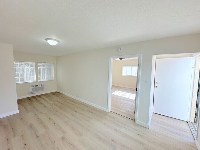 1528 1/2 Alexandria Ave-Unit -1528 1/2 in Los Angeles, CA - Building Photo - Building Photo