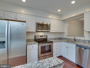 2858 Lester Lee Ct in Falls Church, VA - Foto de edificio - Building Photo