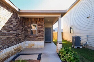 137 Miracle Dr in Jarrell, TX - Building Photo - Building Photo